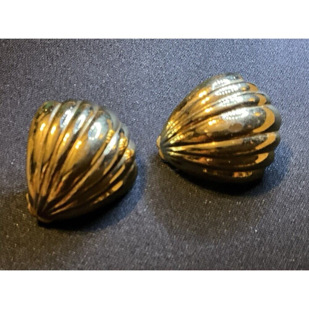 Carrie Gold Tone Vintage Shell Clip On Earrings